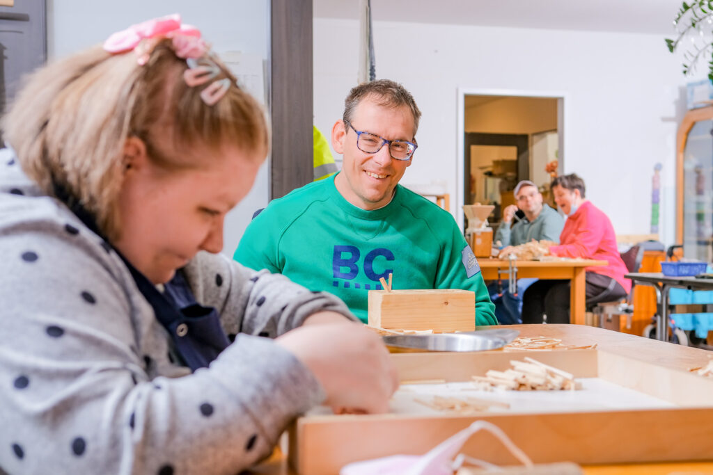 Bewohner in einer Werkstatt des Lebensbaum in Osterode bei handwerklicher Gruppenarbeit