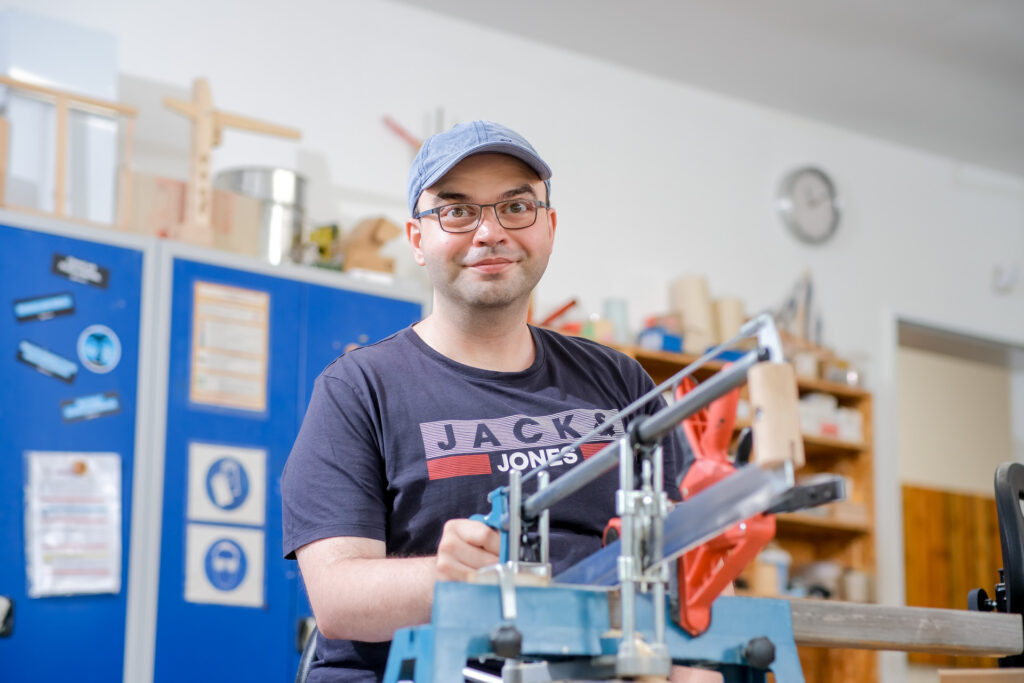 Arbeiter in der Werkstatt des Lebensbaums Osterode am Harz